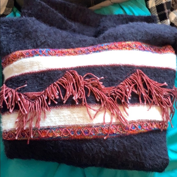 Oversized fuzzy poncho - Picture 3 of 5